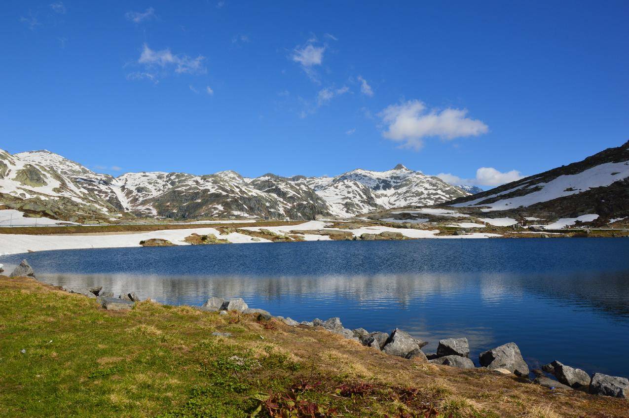 高原山丘湖泊高清图片