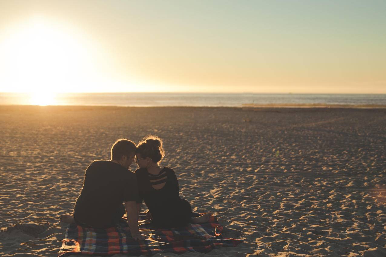 夕阳,沙滩,情侣,爱情的cc0可商用高清大图