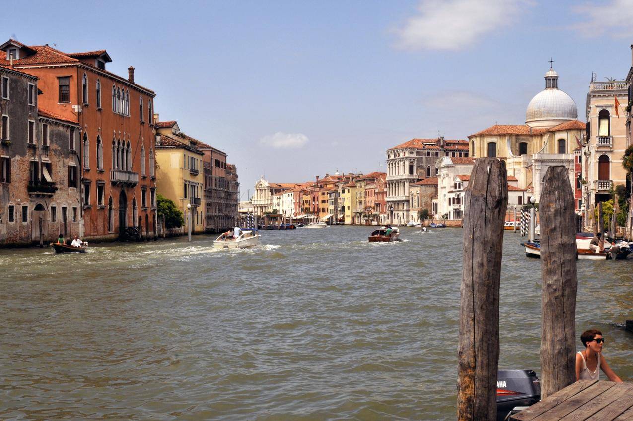 威尼斯水上运河及欧式建筑图片