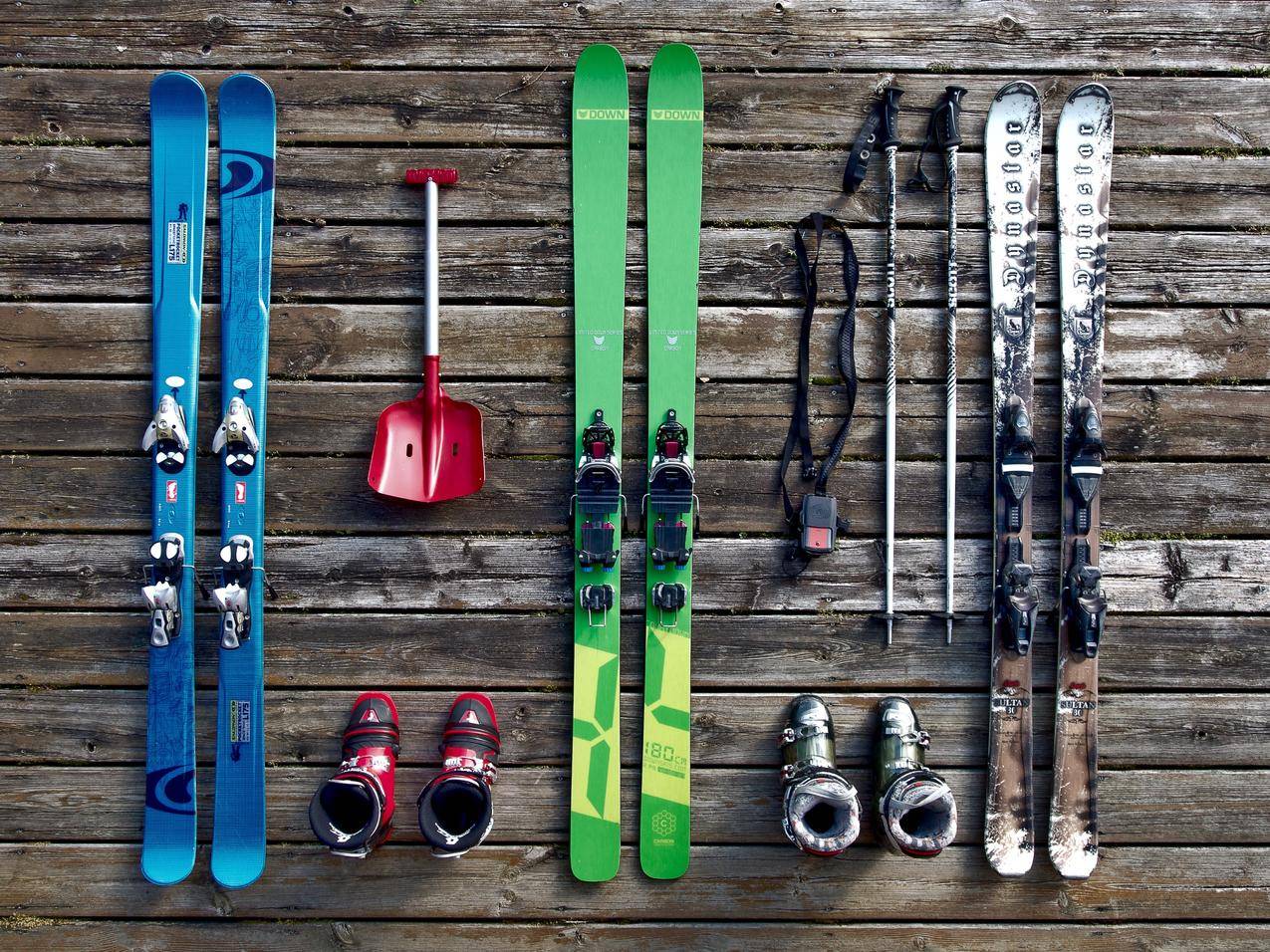 滑雪设备的平铺