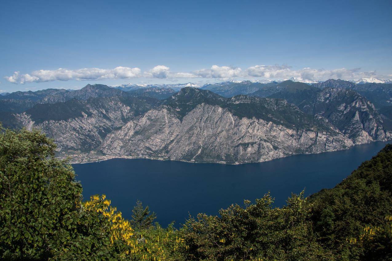 意大利加尔达湖泊与山峰图片