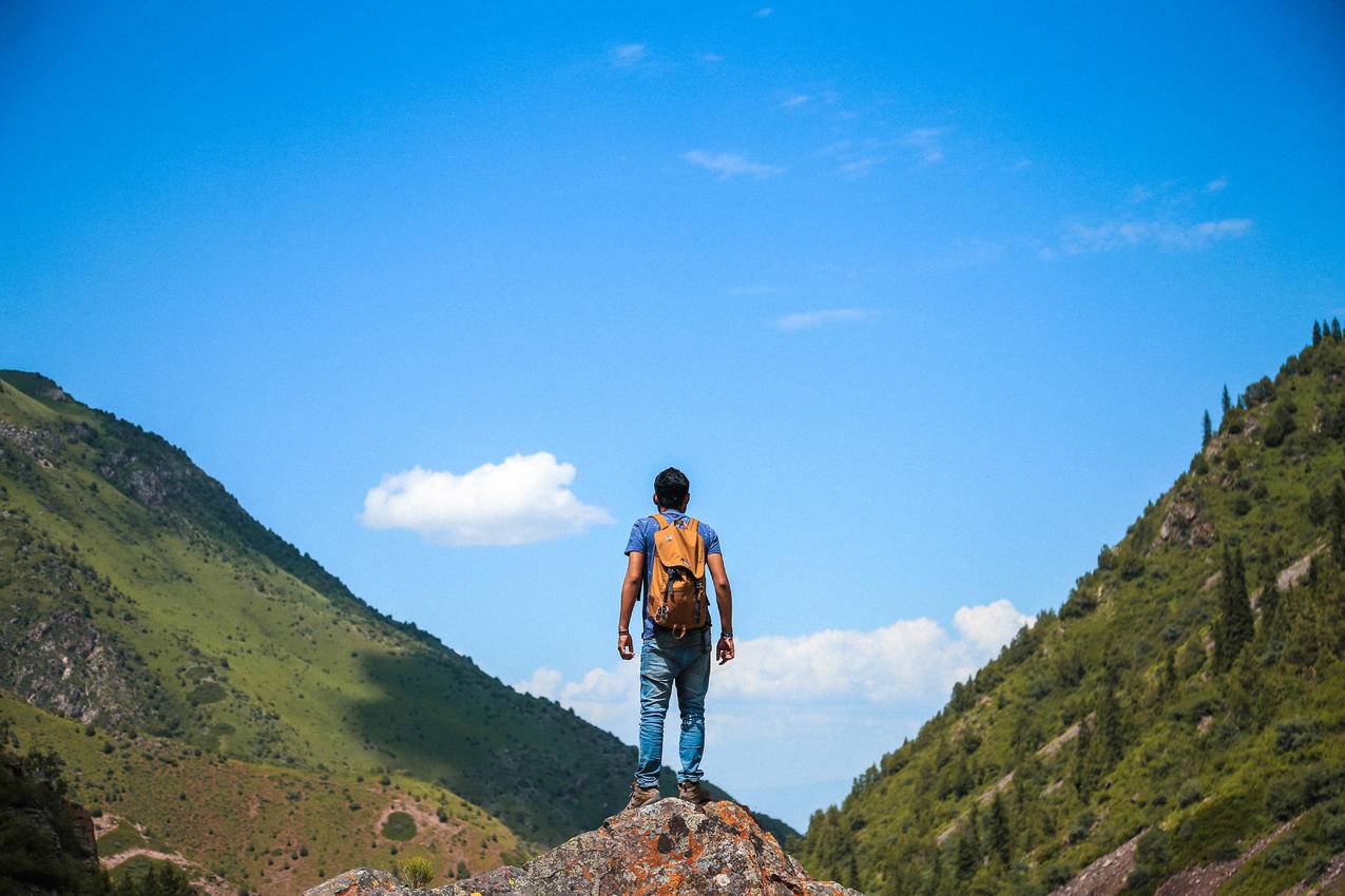 山峰上的人