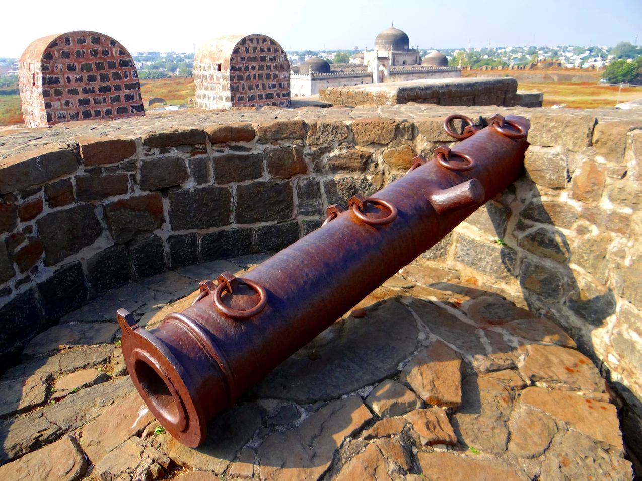 印度卡纳塔克的古代大炮图片