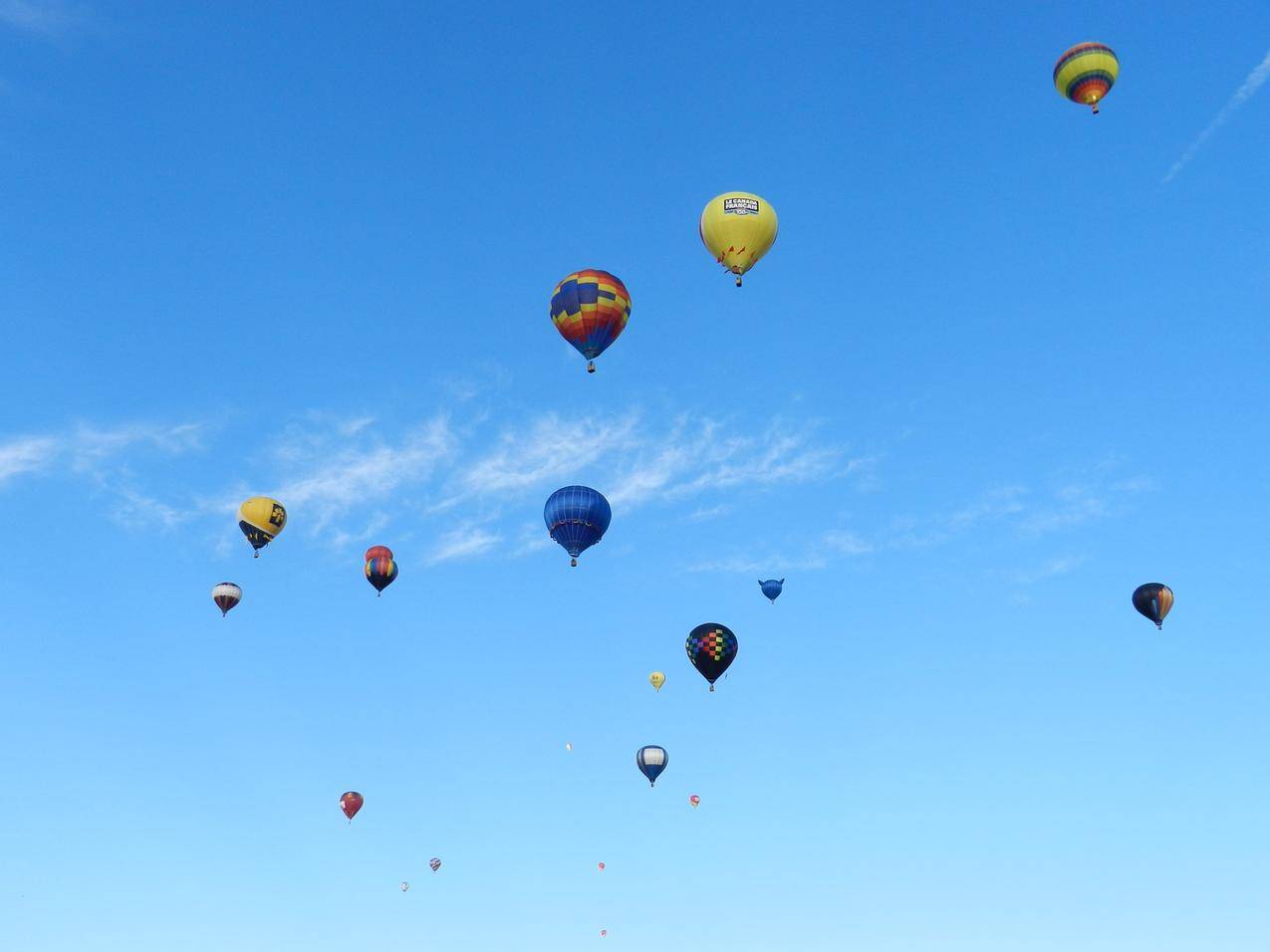 天空飞行的热气球图片