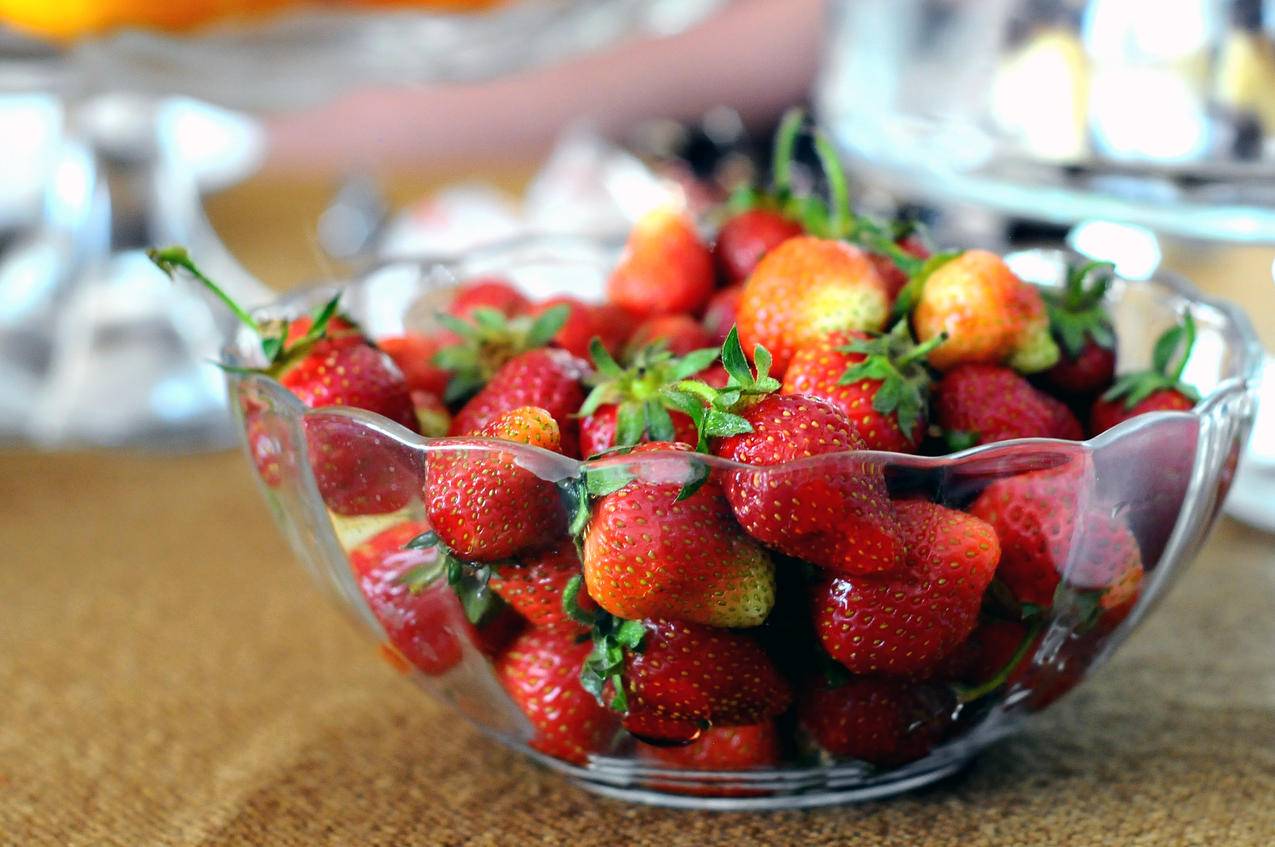 透明玻璃碗上的红草莓