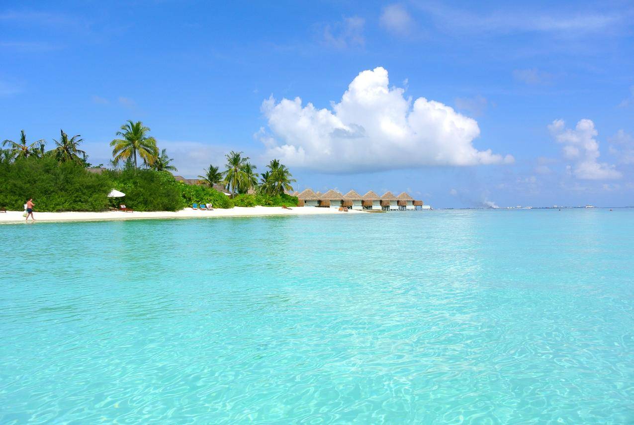 马尔代夫蔚蓝的海水海景图片