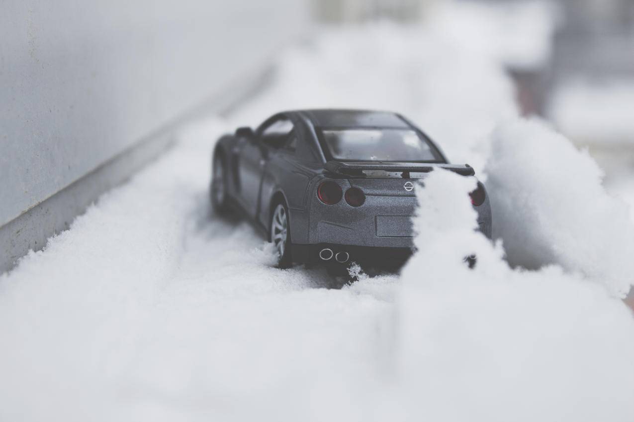 雪上玩具汽车的特写高清图片