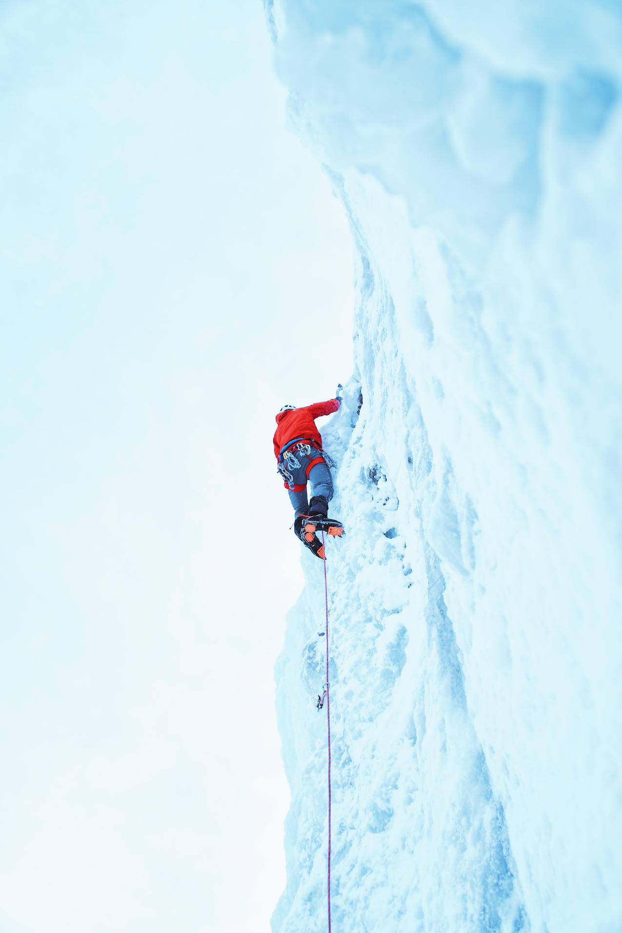 攀岩攀登冰山的人物图片