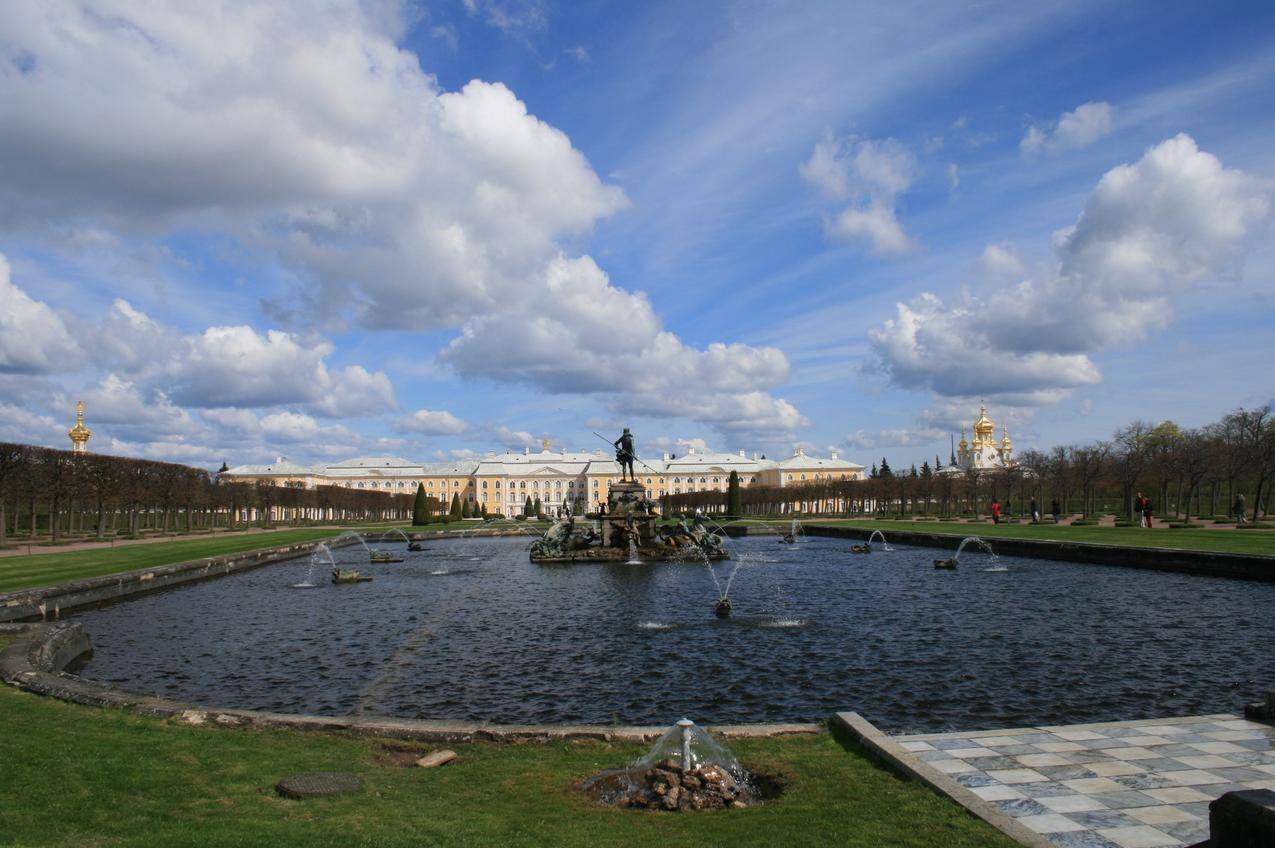 俄罗斯彼得大帝夏宫的喷泉