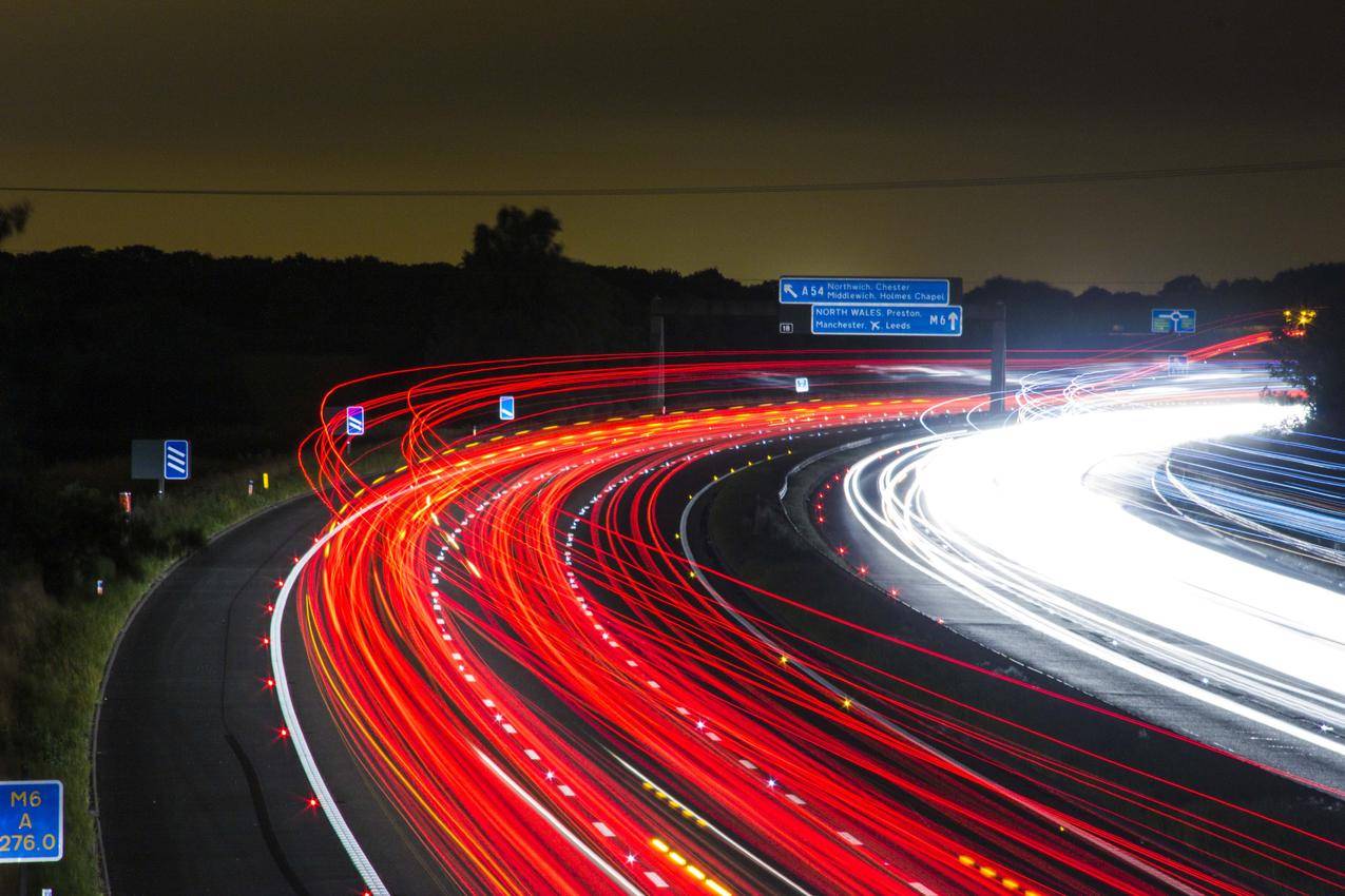 夜间车辆通过卷绕道路的延时摄影