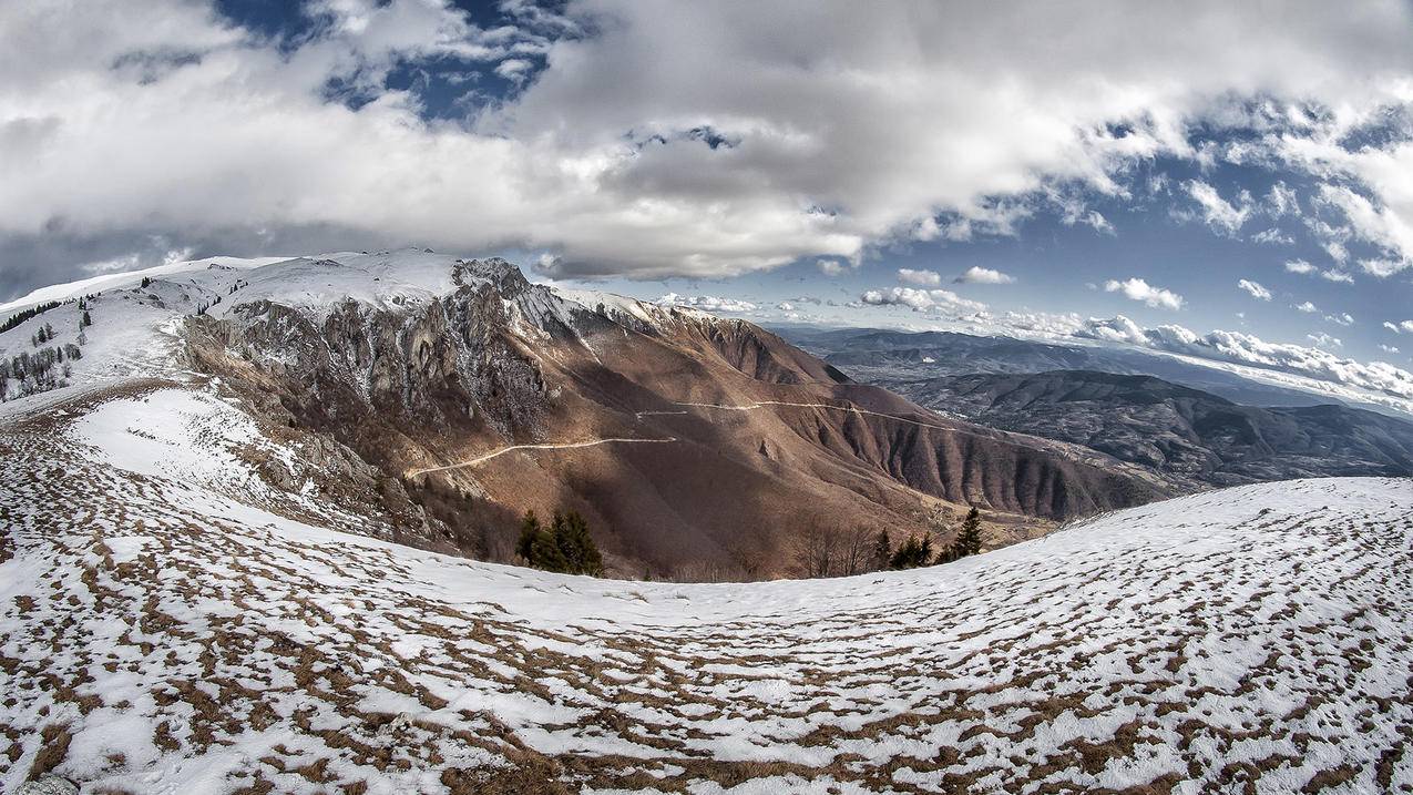 云天下雪山风景高清图片