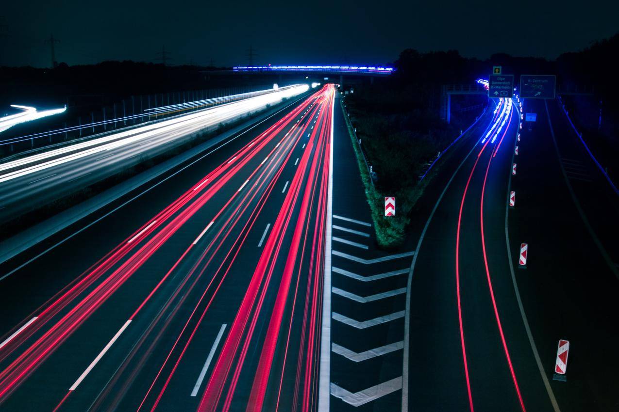 夜间道路上的轻轨