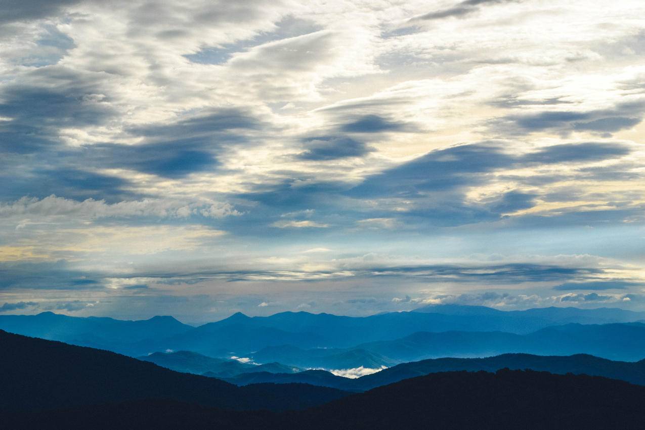 山峰与天空云层意境图片