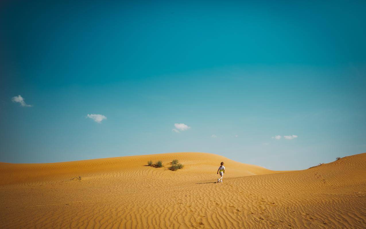 在沙漠中行走的女孩