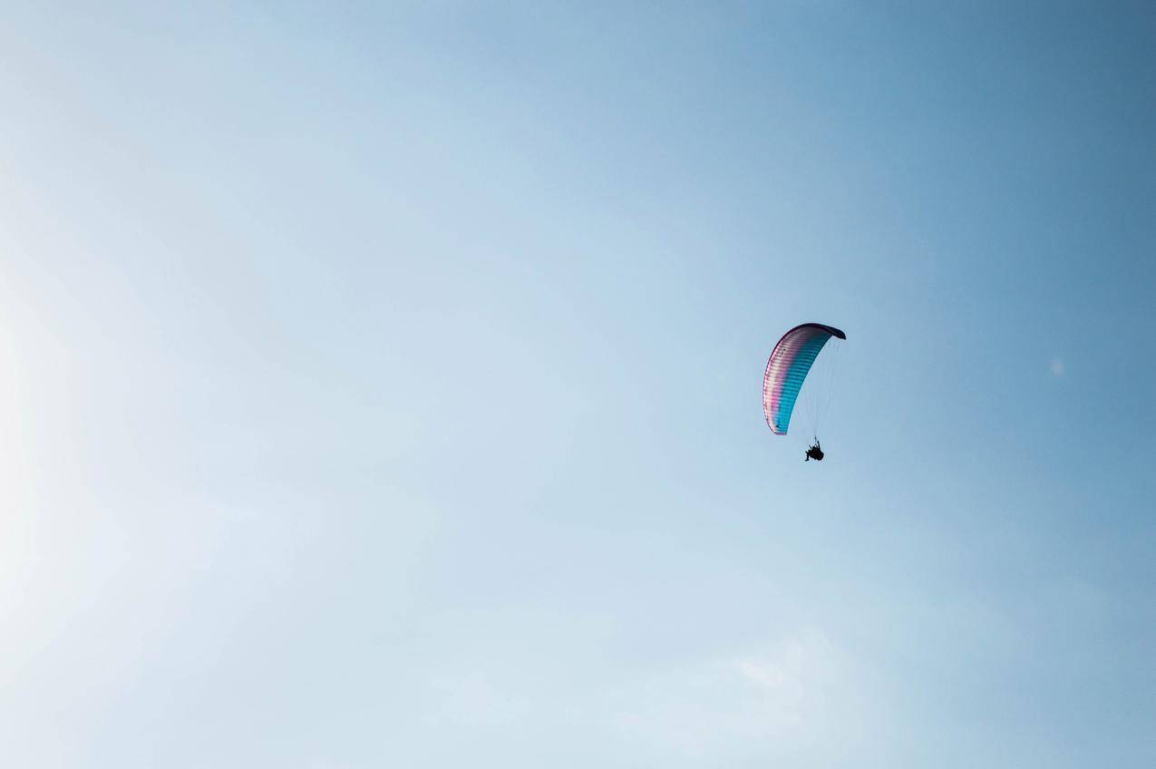 人滑翔伞图片