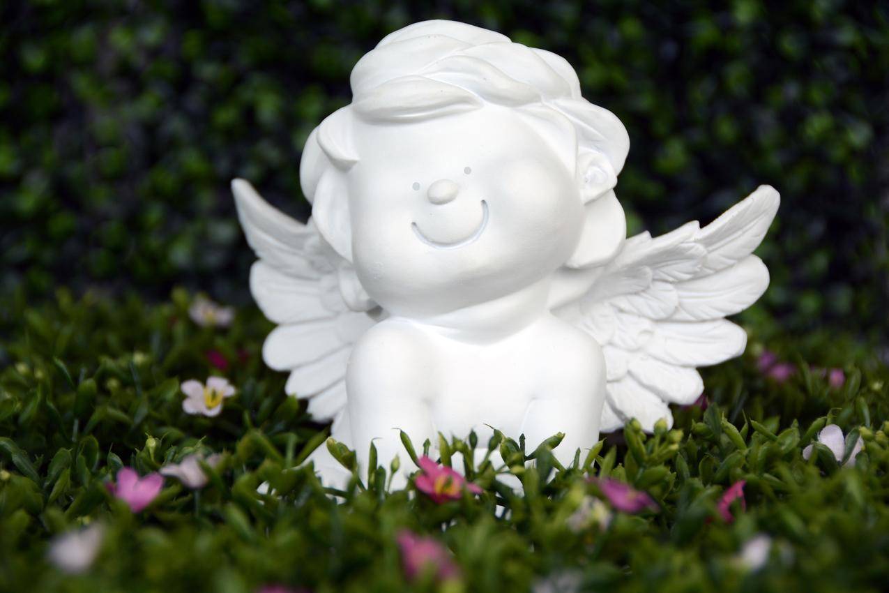 白色天使的陶瓷雕像