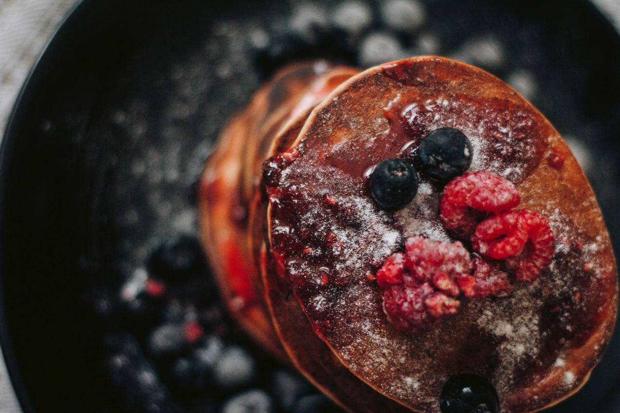 覆盆子和蓝莓薄饼的选择性聚焦摄影
