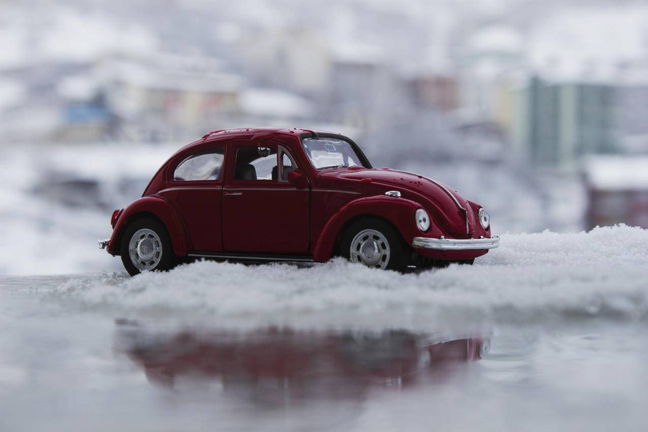 雪地红色玩具车