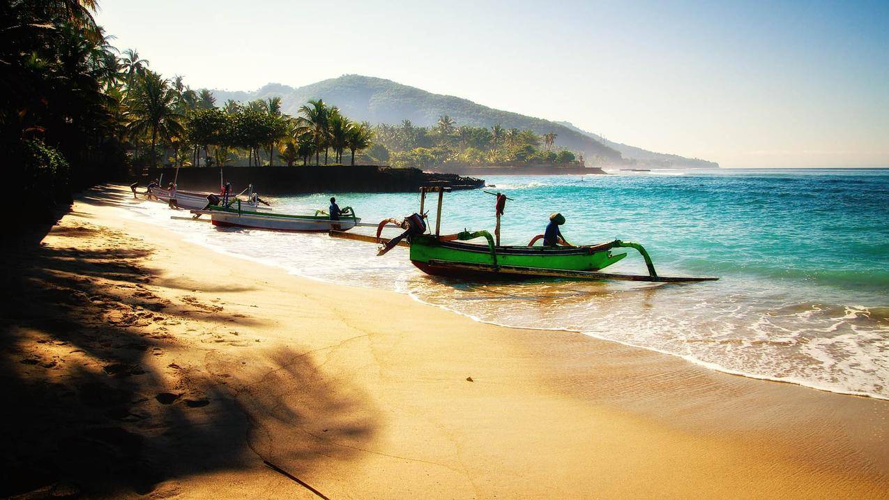 印尼巴厘岛的海滩小船风景图片