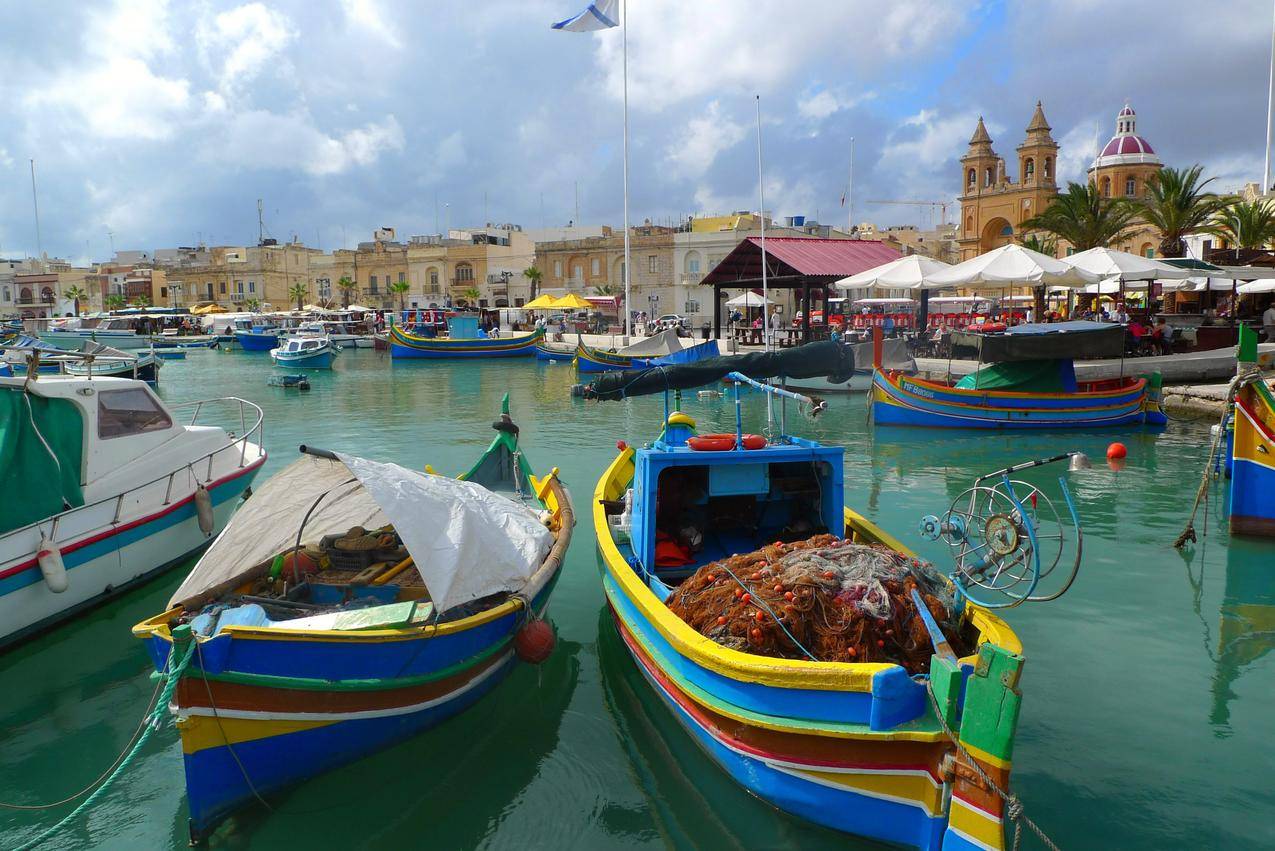 马耳他岸边的小渔船高清壁纸