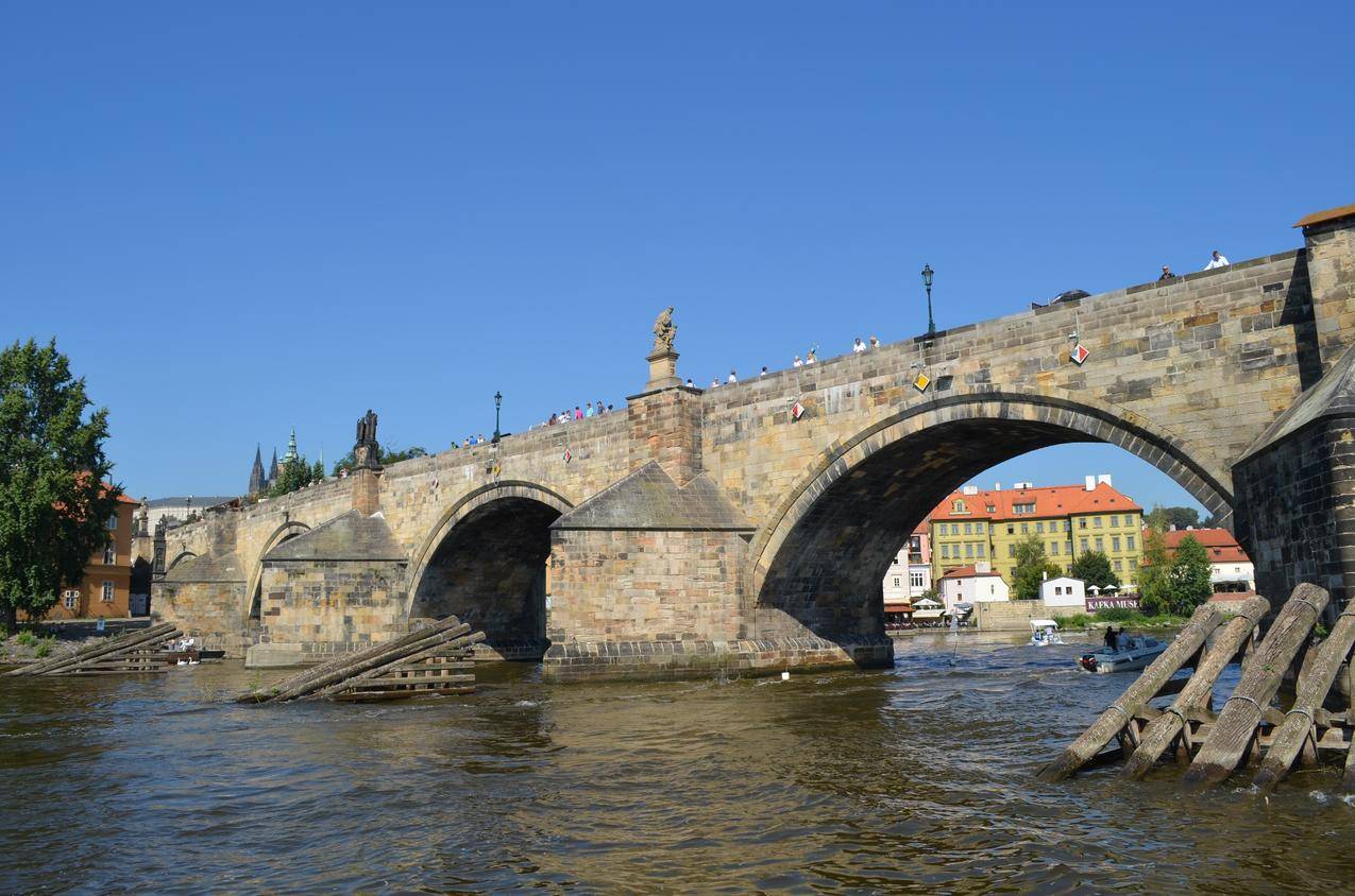 捷克布拉格的拱桥桥梁图片