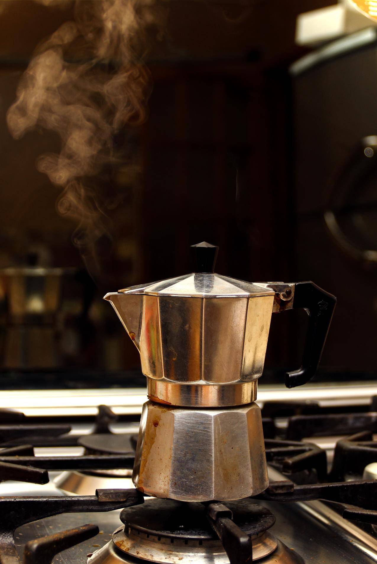 炉子上的不锈钢咖啡壶