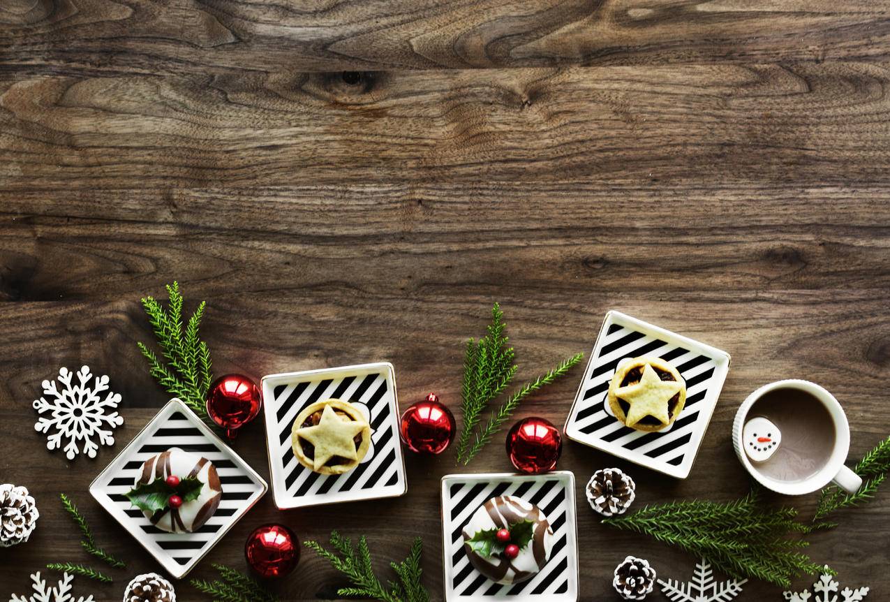 棕色木地板上的方形白色圣诞主题