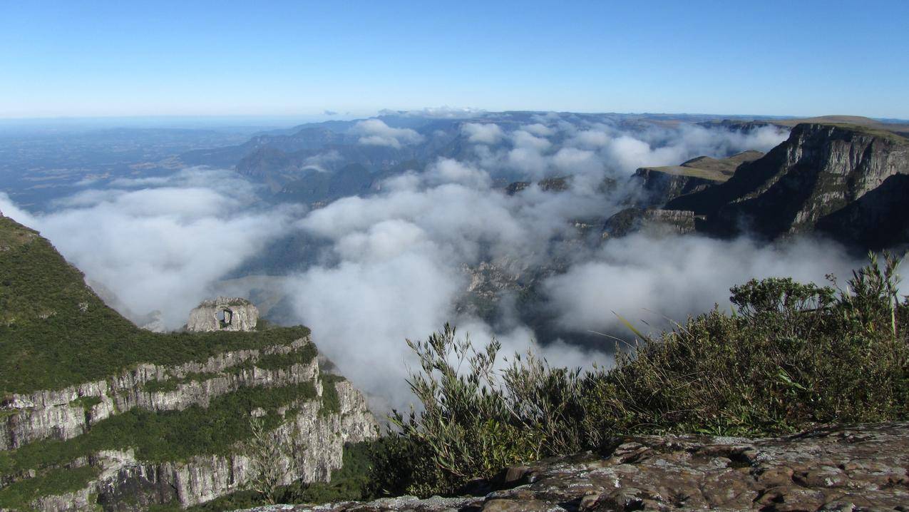 云雾山峦悬崖风景图片