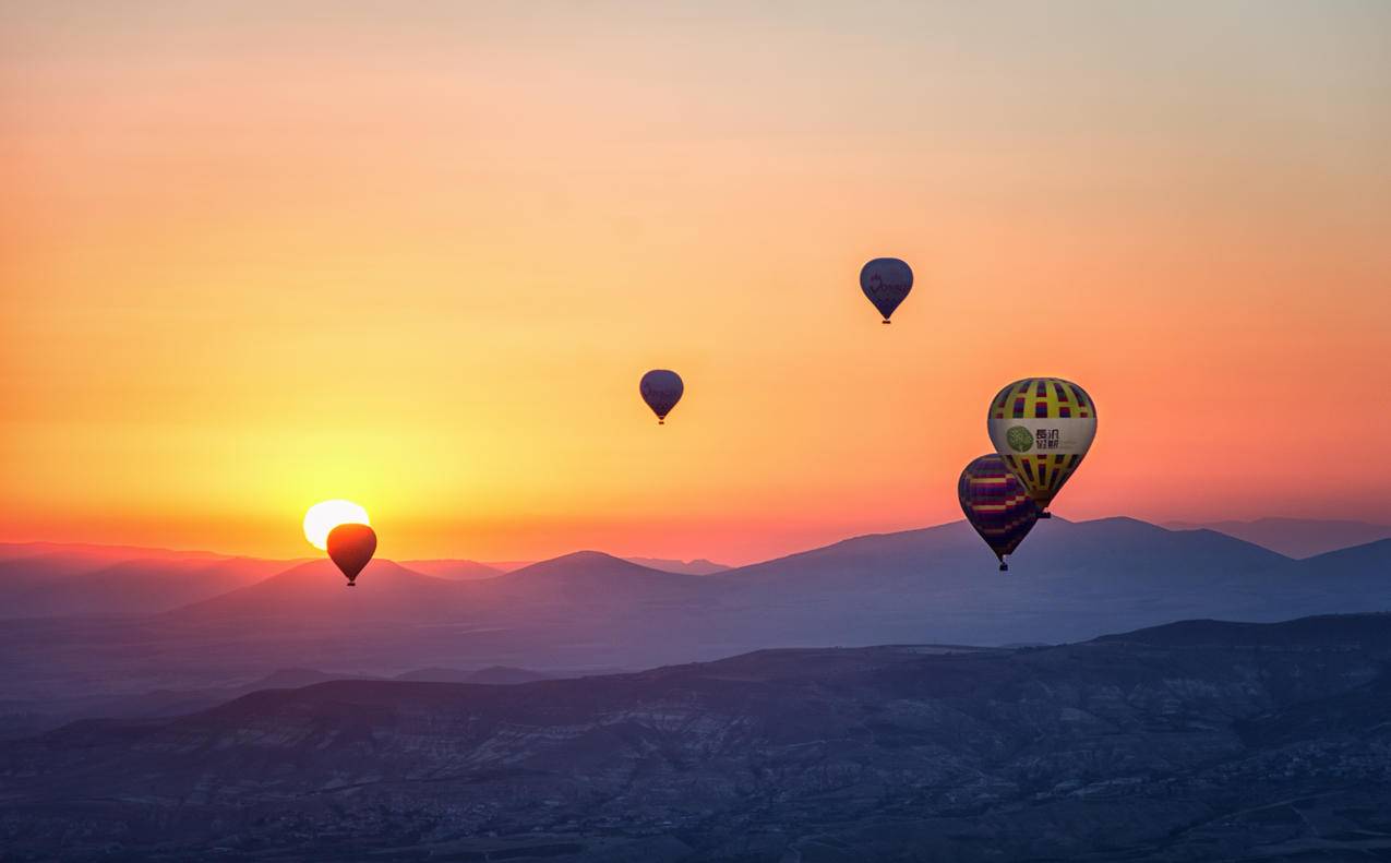 日落时各式各样的热气球图片