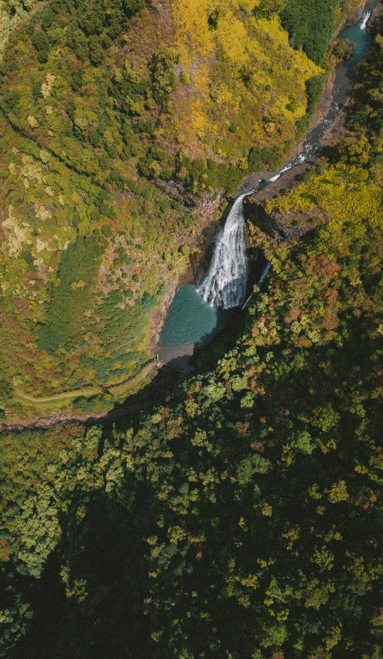 航拍山间溪流瀑布风景图片
