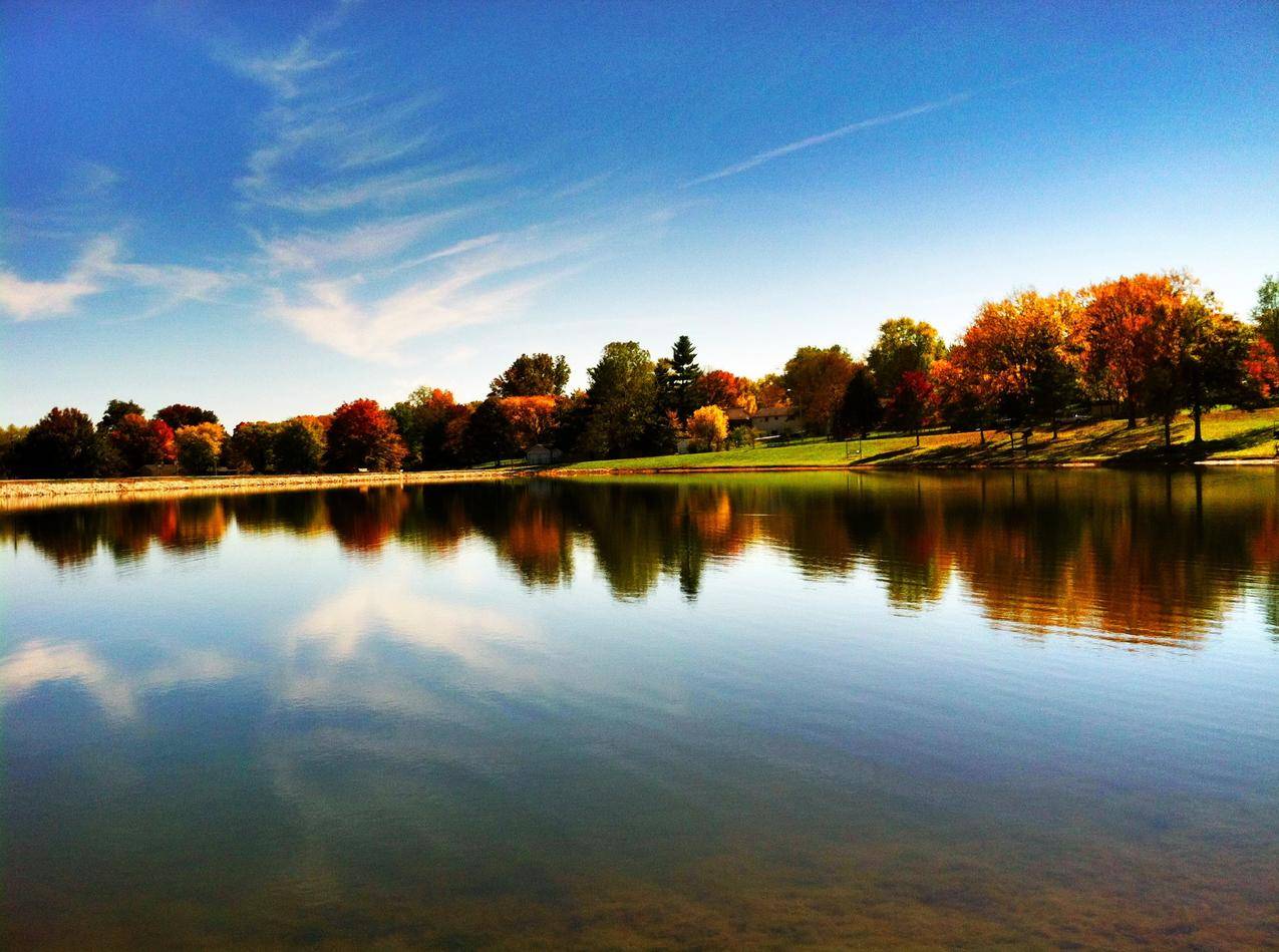 秋天的湖泊风景高清图片