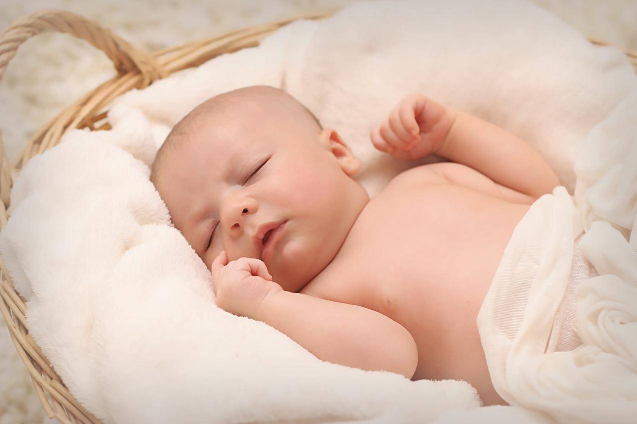 婴儿睡在白色棉花