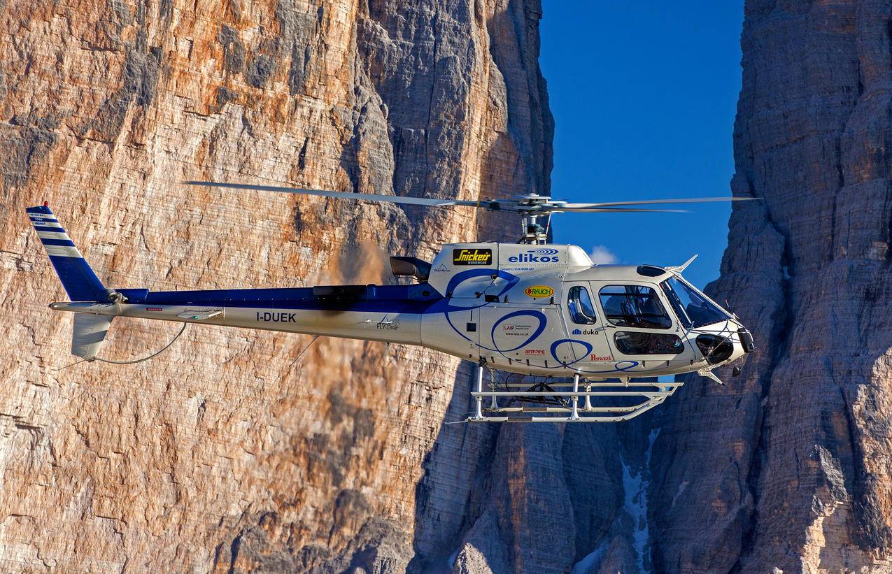 布朗山附近白色直升机的选择性拍摄