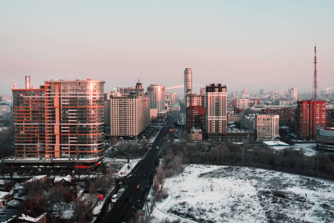 白,红高层建筑冬季施工