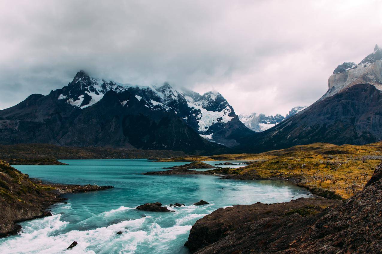 山峰雪山与河流自然景观图片