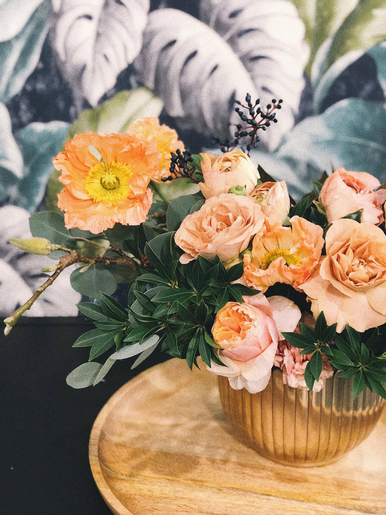 桌面上花瓶中的桃花牡丹与Pink,Poppy,Flowers