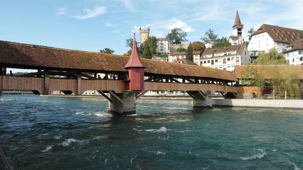 瑞士卢塞恩施普罗伊尔桥图片