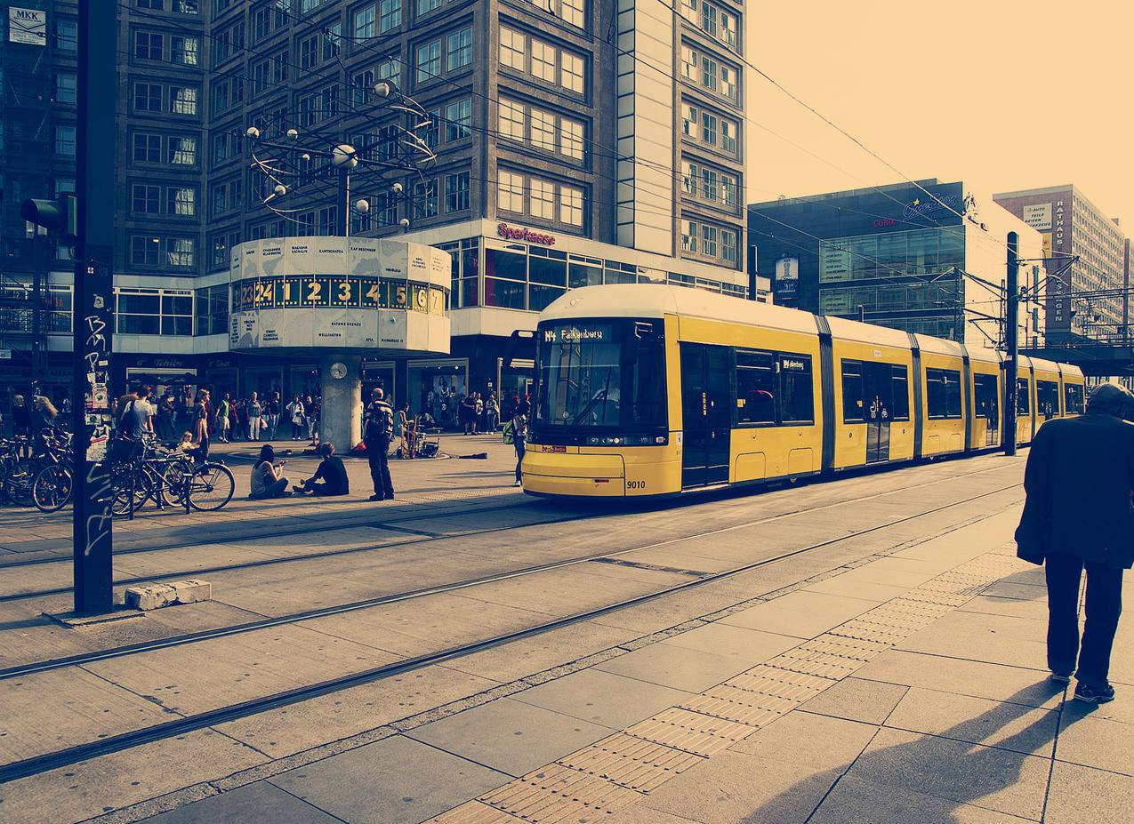 混凝土建筑黄色列车的选择性彩色摄像