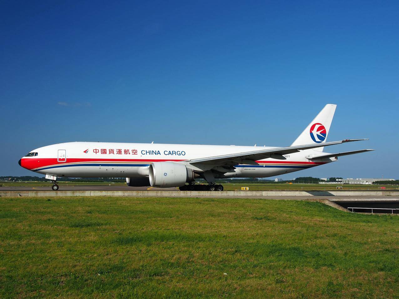 机场的中国货运航空飞机图片