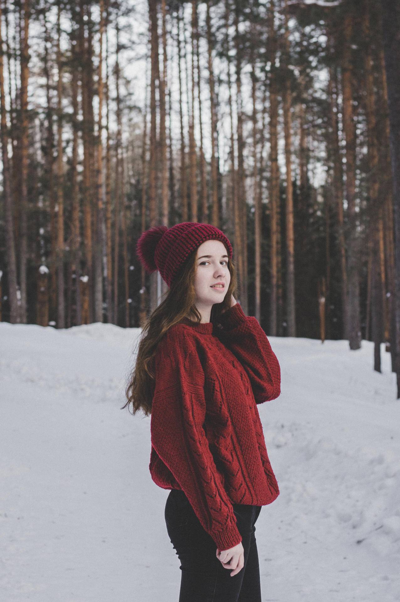 林下穿红色毛衣和红色豆角的女人