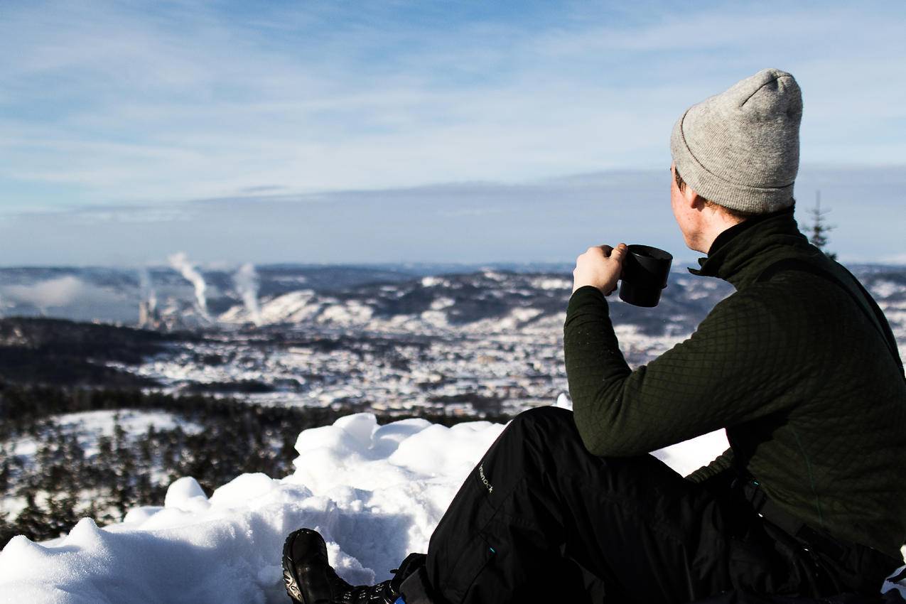 Man,Wearing,Jacket和捧杯坐在雪地上