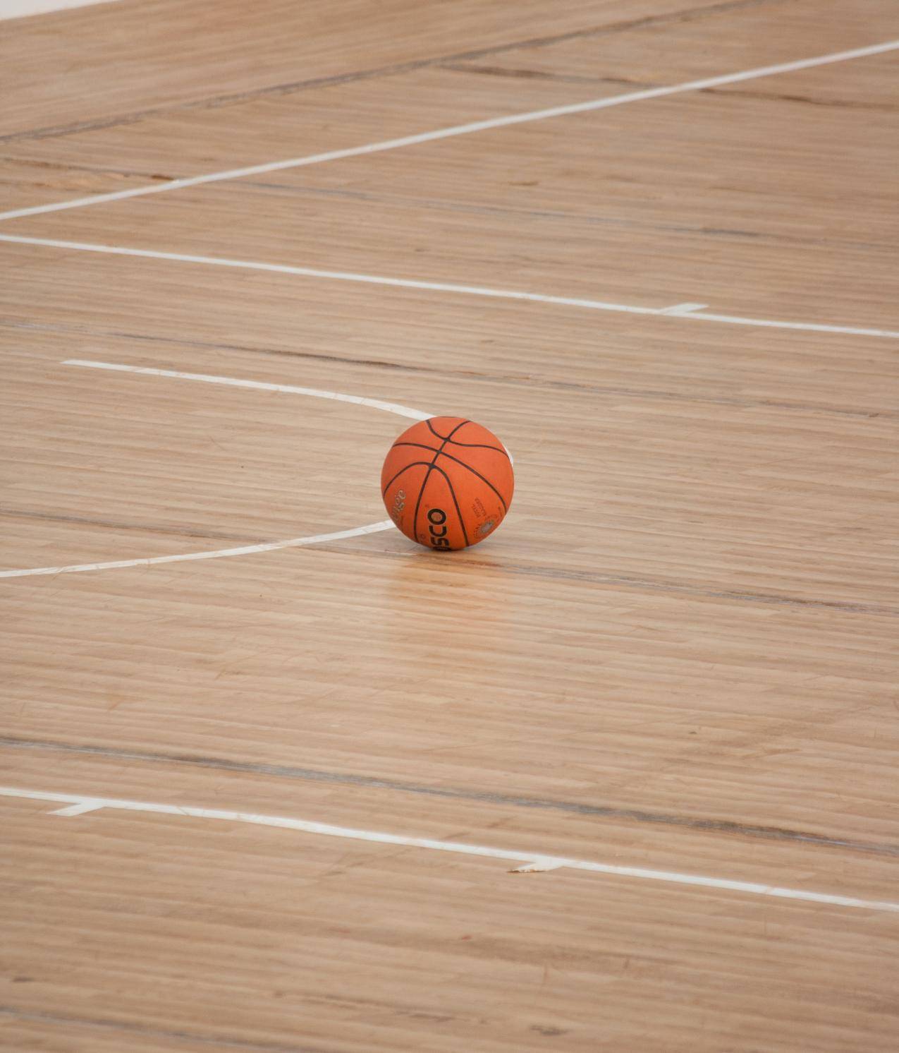 地板上的一个篮球