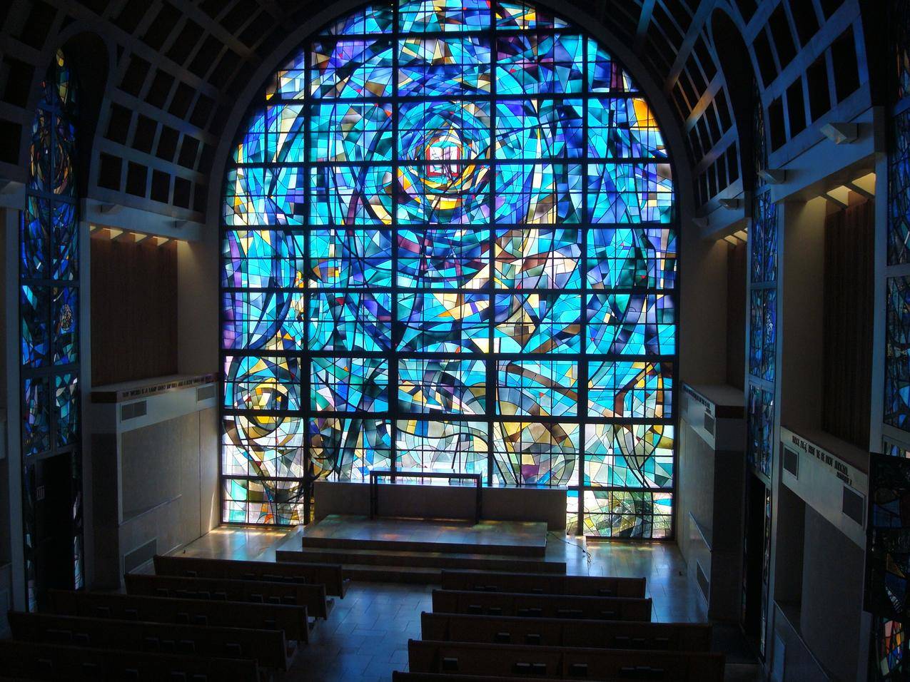 教堂的彩色玻璃高清图片