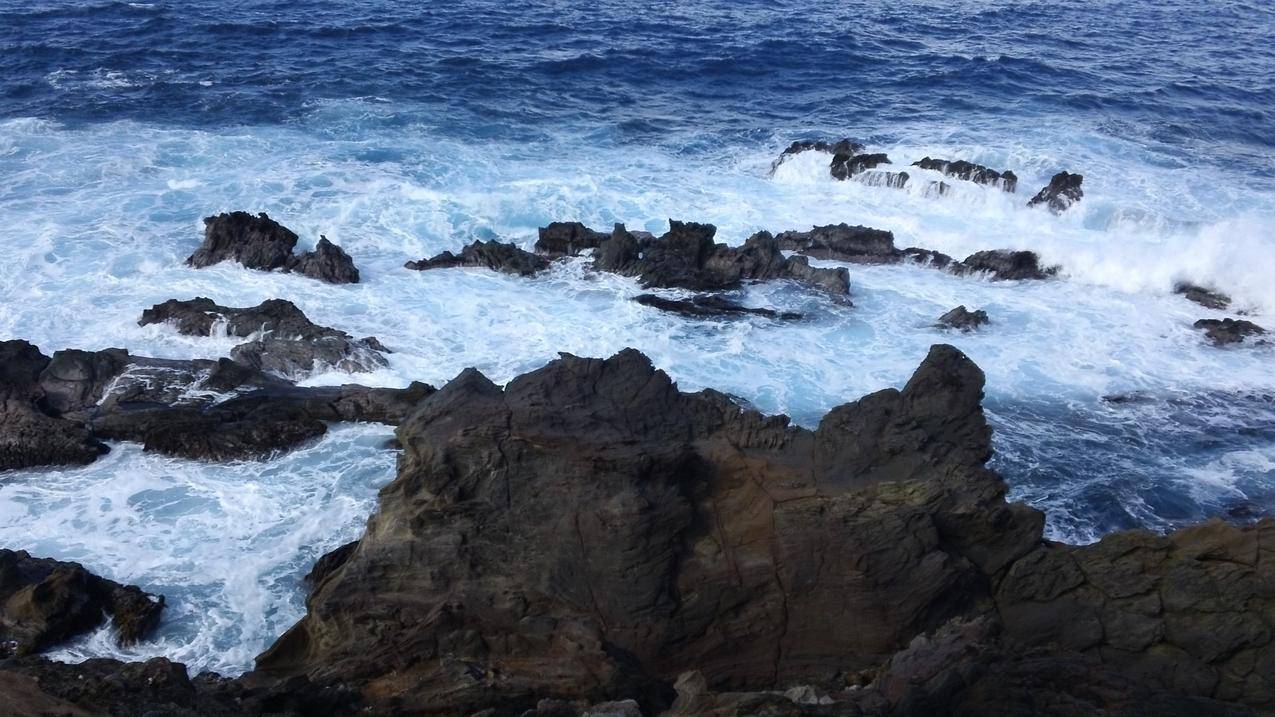 大海浪花礁石海景图片