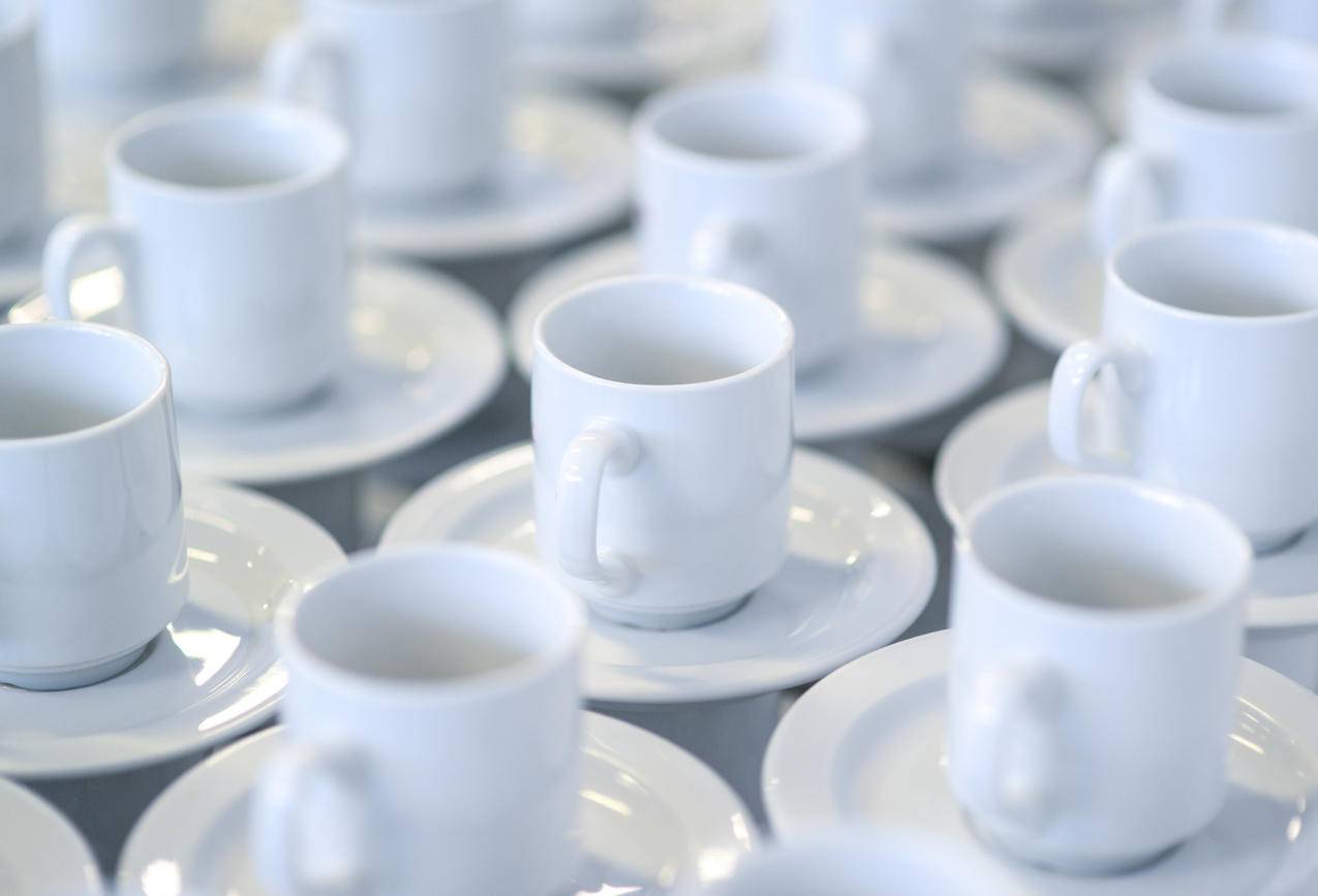 带茶托的白色陶瓷茶杯