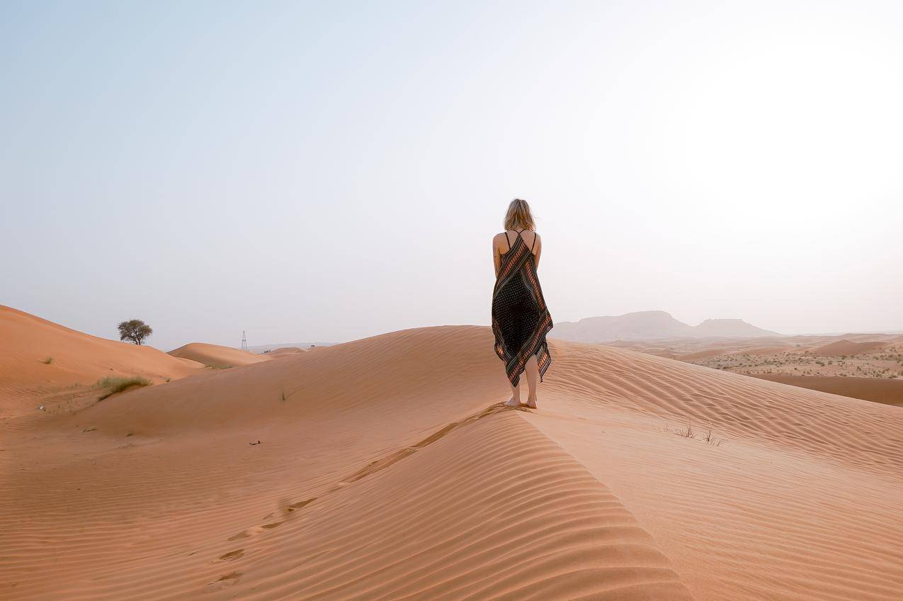 沙漠中的孤独女生背影人物图片