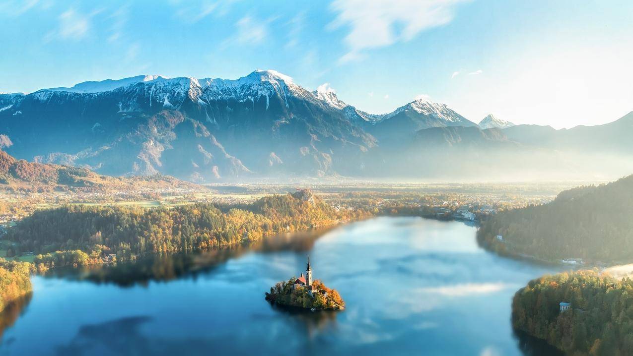 日落时的天湖风景