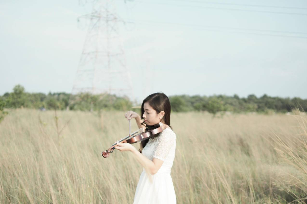 Woman,Wearing,White扮小提琴