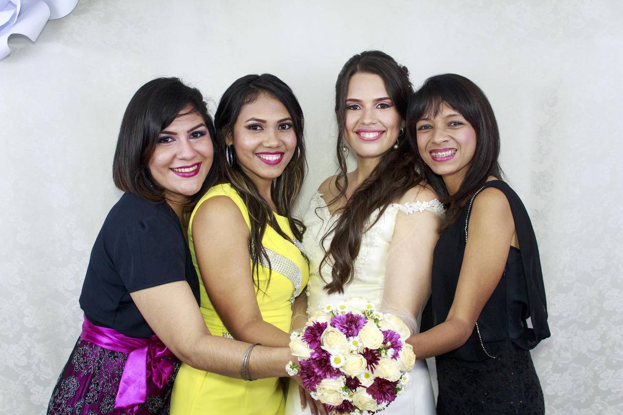 米色婚纱中的女人与其他三个女人搭配花束
