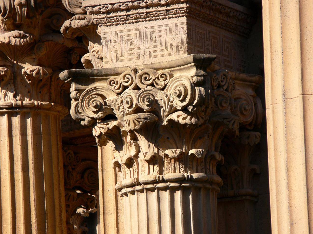 欧式建筑的罗马柱雕花图片